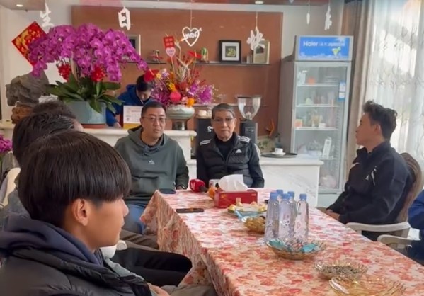  申花董事長(cháng)谷際慶帶領(lǐng)部分球員，前往崇明基地看望徐根寶指導