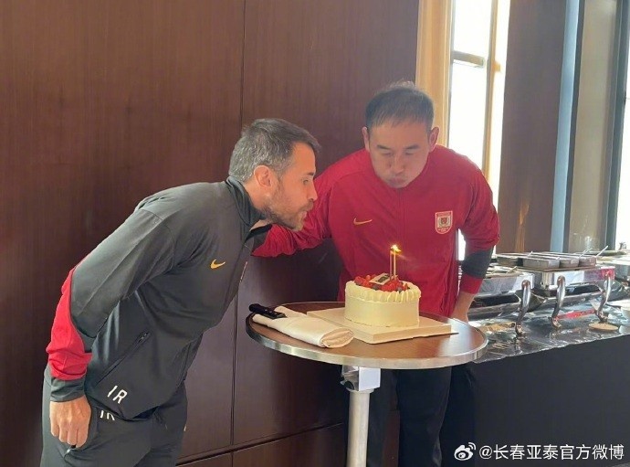  亞泰舉辦2月生日PARTY 壽星吳亞軻和伊萬(wàn)感受團隊溫暖