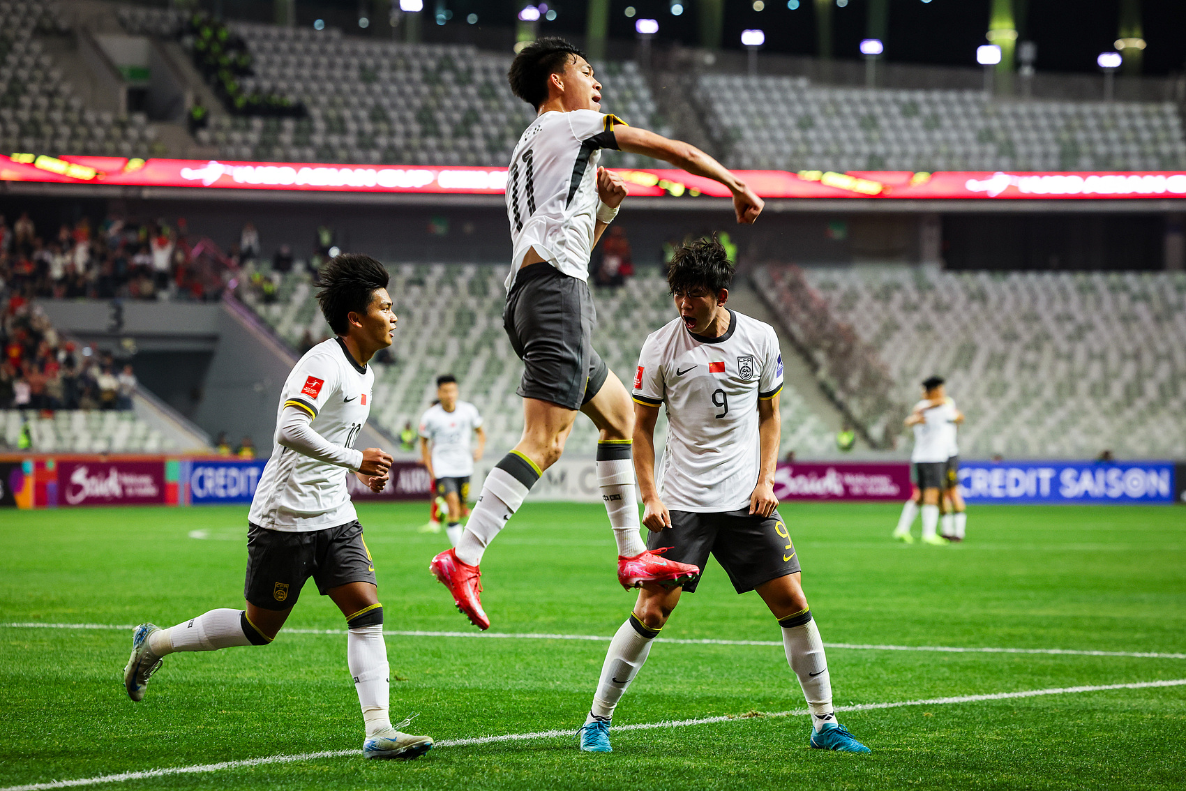  全面壓制！國青半場(chǎng)控球率高達7成，射門(mén)比9-3，造對方3張黃牌