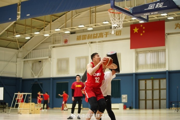 中國籃球之隊官博:大塊頭 大能量 祝李炎哲25歲生日快樂(lè )!