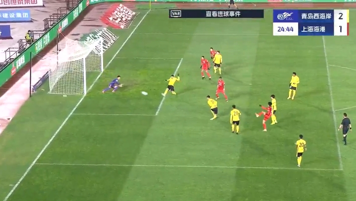  這球漂亮！19歲李新翔晃過(guò)張呈棟單挑防線(xiàn)破門(mén)，海港生涯處子球！