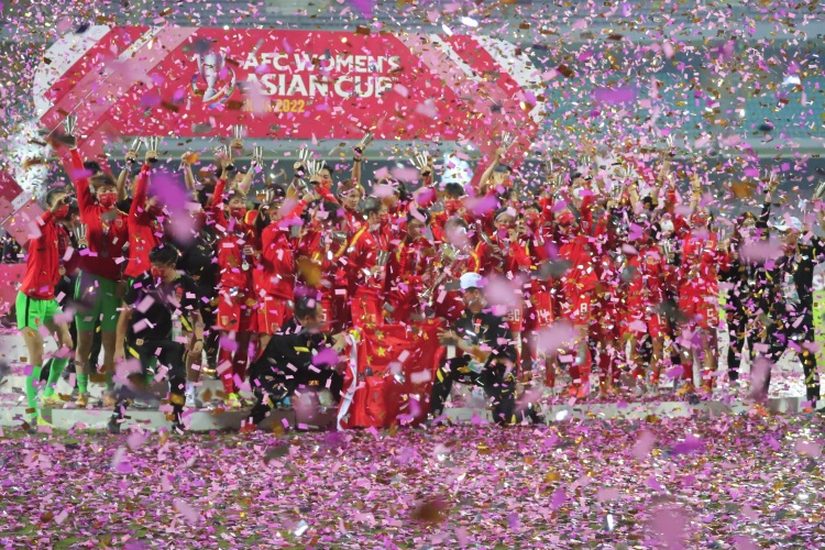  中國女足亞洲杯奪冠三周年！決賽3-2逆轉韓國，時(shí)隔16年再登頂