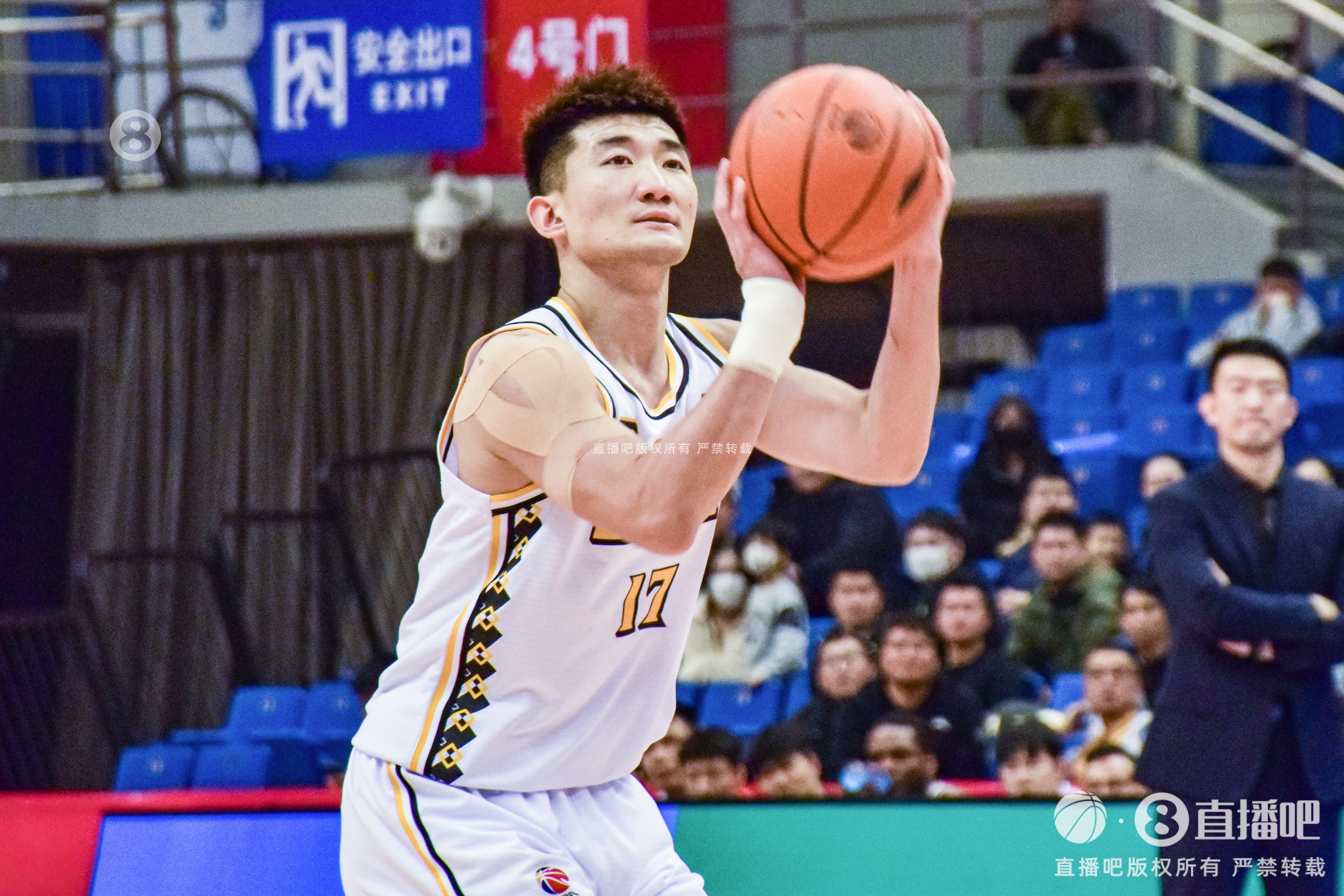 廣廈官方:孫銘徽遭遇右跟骨骨折 休戰4周