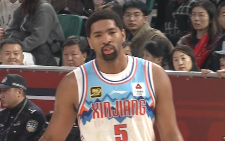 狀態(tài)出色!勞森首節打滿(mǎn)10分鐘5中4高效拿到11分2板1斷