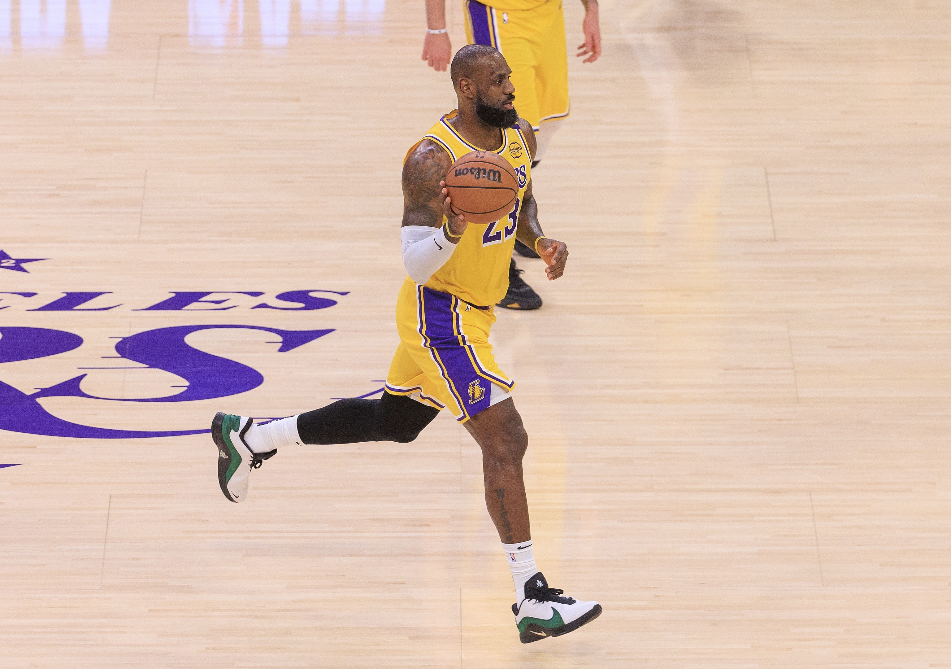 NBA官方:詹姆斯將于當地時(shí)間明天下午舉行賽前媒體見(jiàn)面會(huì )